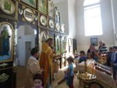 Діти приходять до храму щоб отримати благословення перед навчанням.